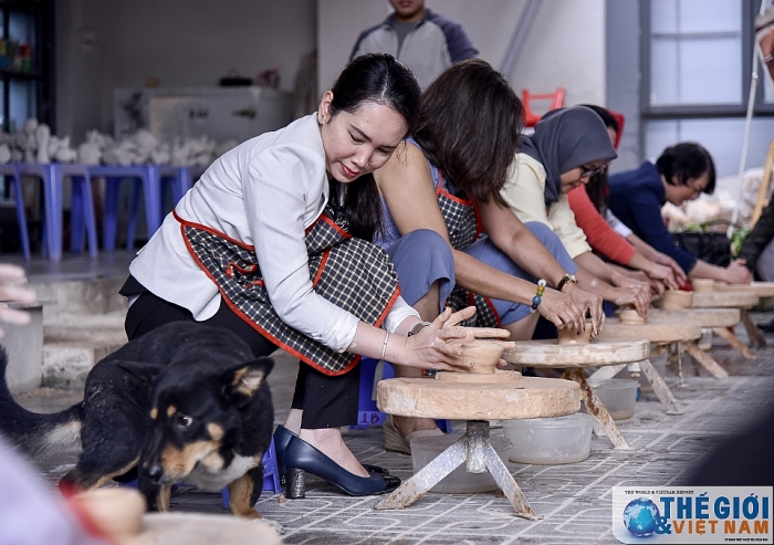 nhom awch trai nghiem vuot nan tai lang gom bat trang