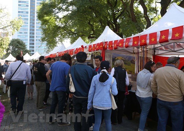 Ấn tượng văn hóa Việt tại Hội chợ ASEAN Bazar ở Argentina an tuong van hoa viet tai hoi cho asean bazar o argentina