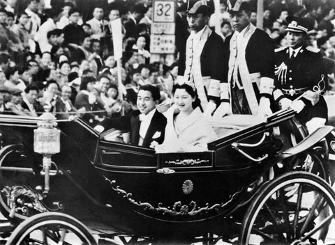 cuoc doi nhat hoang akihito qua anh bo mat nuoc nhat suot 3 thap ky