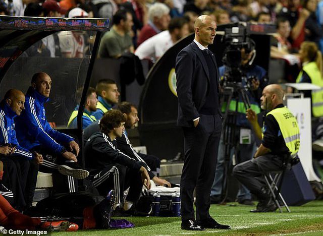real madrid kho gianh ngoi a quan hlv zidane tinh thay nua doi hinh