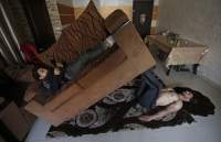 an do tiem banh ngot gay tranh cai vi ban banh hinh virus corona