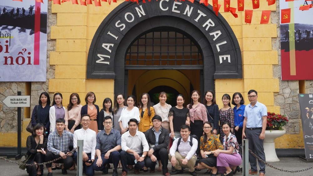 thanh nien ngoai giao tham quan hoc tap tai di tich hoa lo