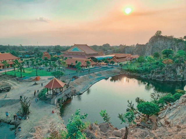 "Vịnh Hạ Long thu nhỏ" đẹp như tiên cảnh ở An Giang