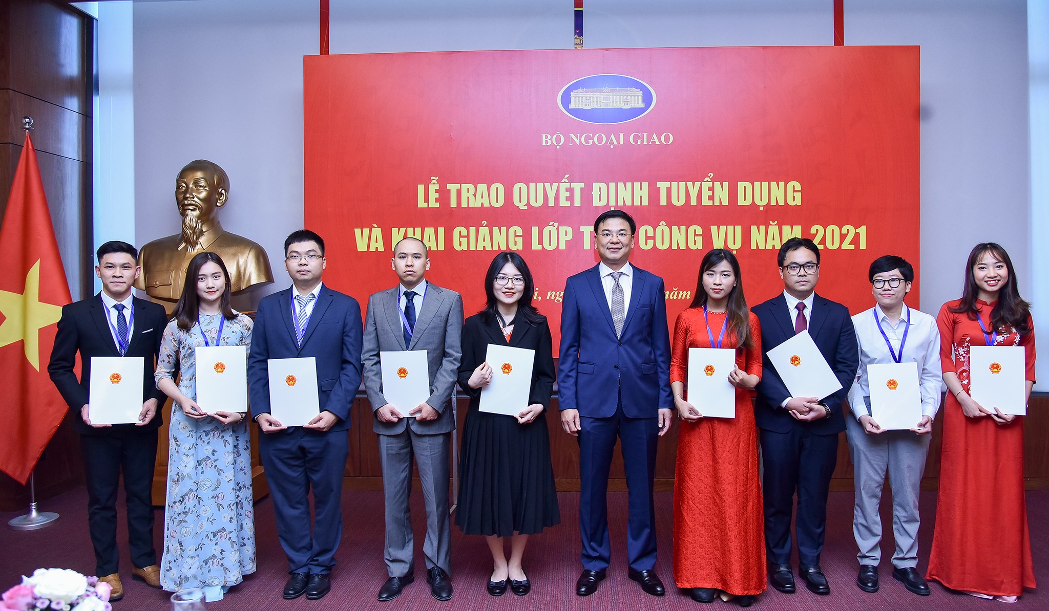 Bộ Ngoại giao mở rộng cửa chào đón 81 'tân binh'