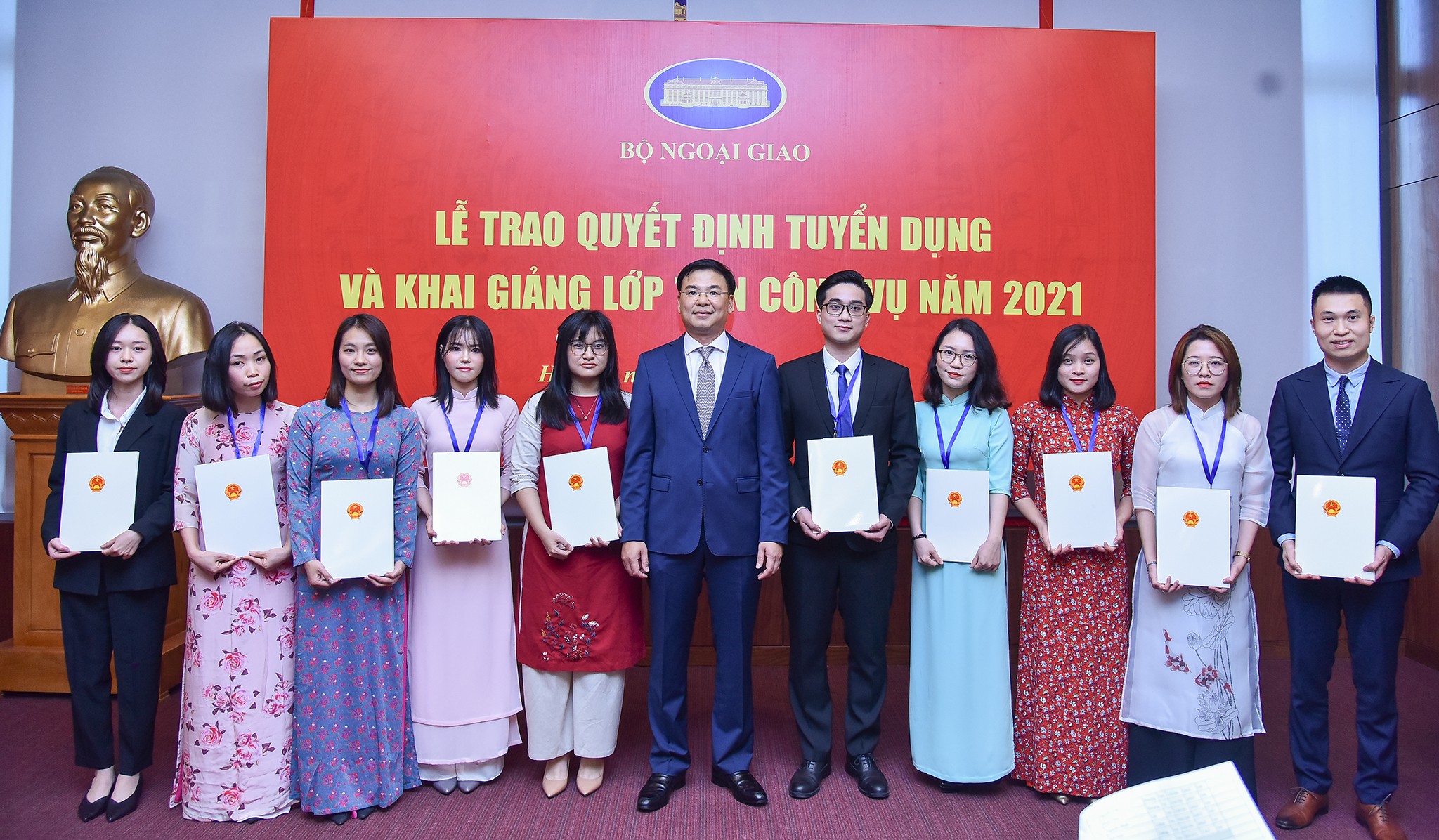 Bộ Ngoại giao mở rộng cửa chào đón 81 'tân binh'