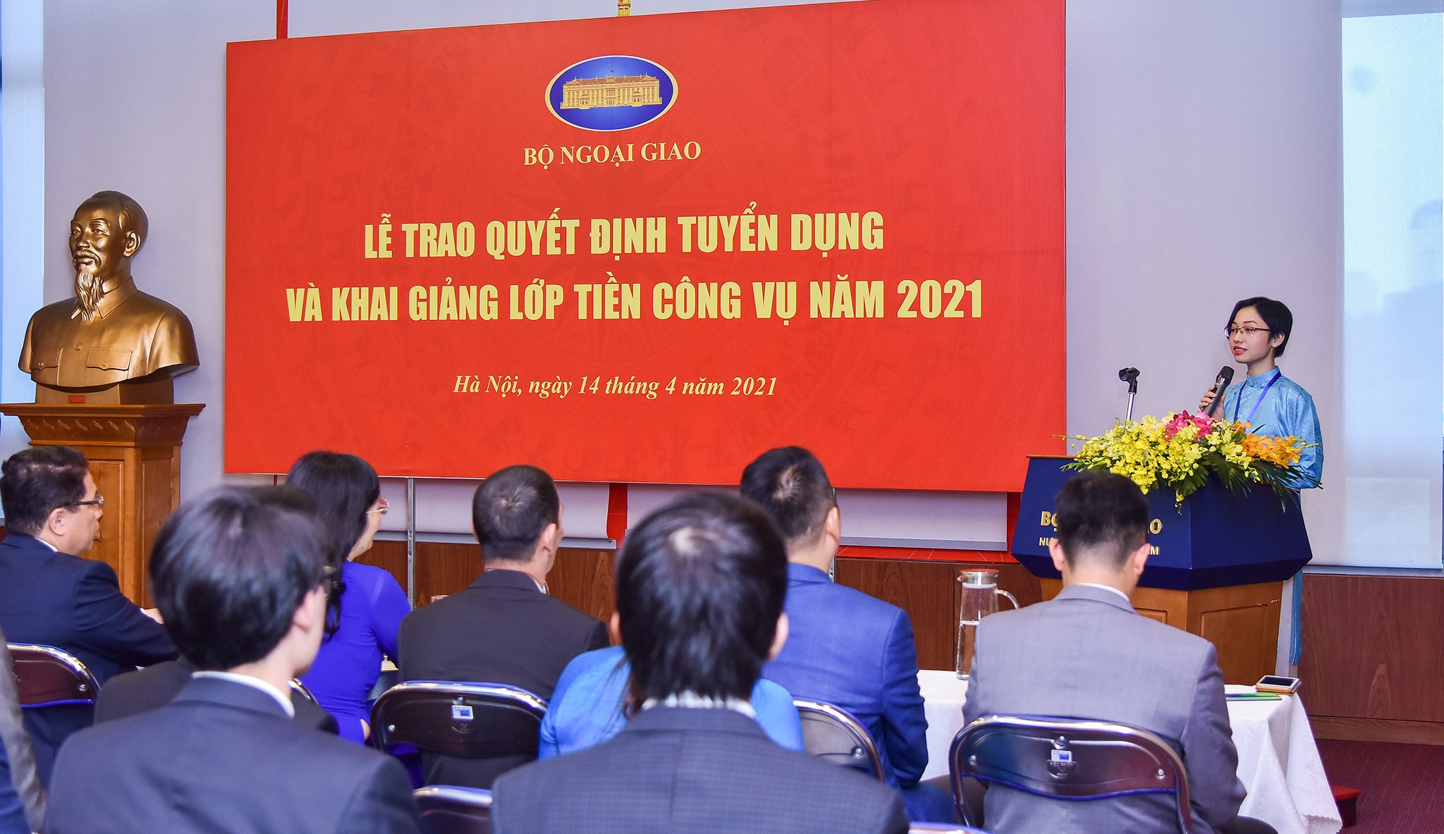 Bộ Ngoại giao mở rộng cửa chào đón 81 'tân binh'