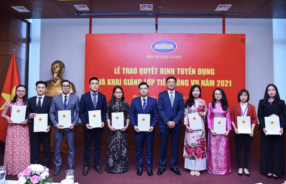Bộ Ngoại giao mở rộng cửa chào đón 81 'tân binh'