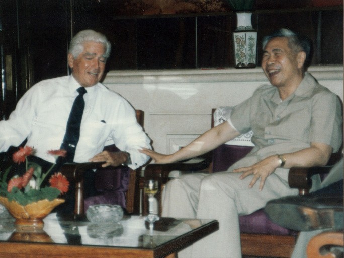 Bộ trưởng Nguyễn Cơ Thạch và Đại sứ William Sullivan tại Hà Nội năm 1989.