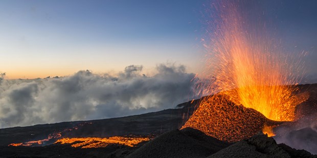 Pháp: Hai người thiệt mạng tại khu vực núi lửa phun trào ở đảo Reunion | Đời sống | Vietnam+ (VietnamPlus)
