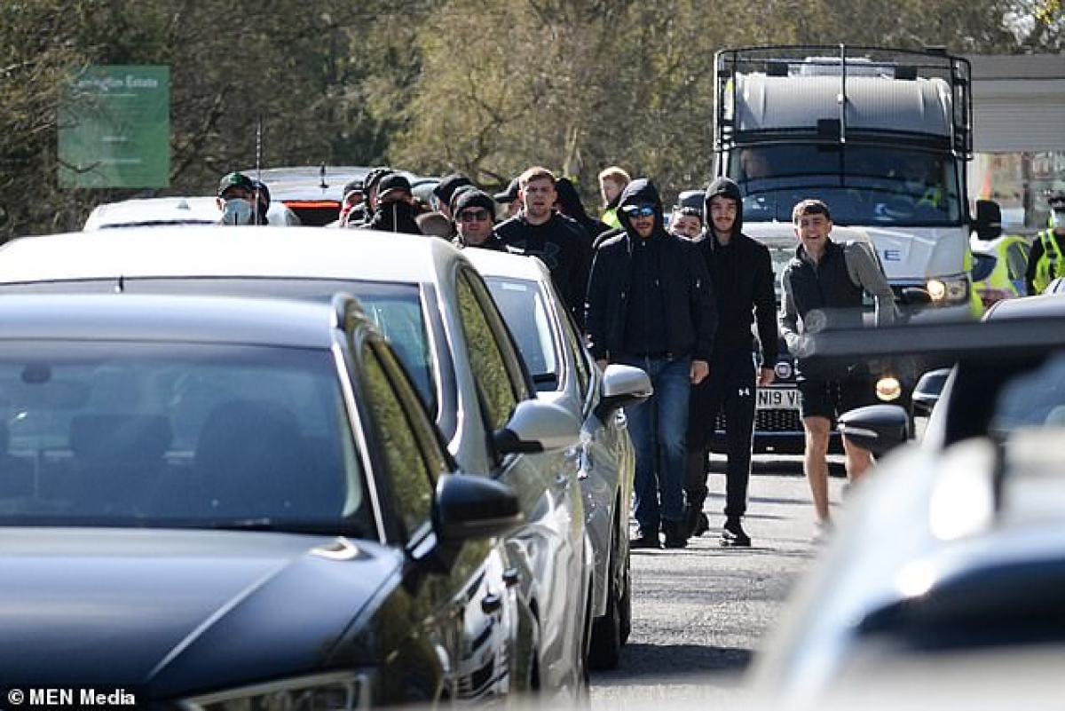 Buổi tập ngày Thứ Năm (22/4 - theo giờ Anh) của MU đã bị ảnh hưởng nghiêm trọng bởi sự quá khích của các CĐV. 