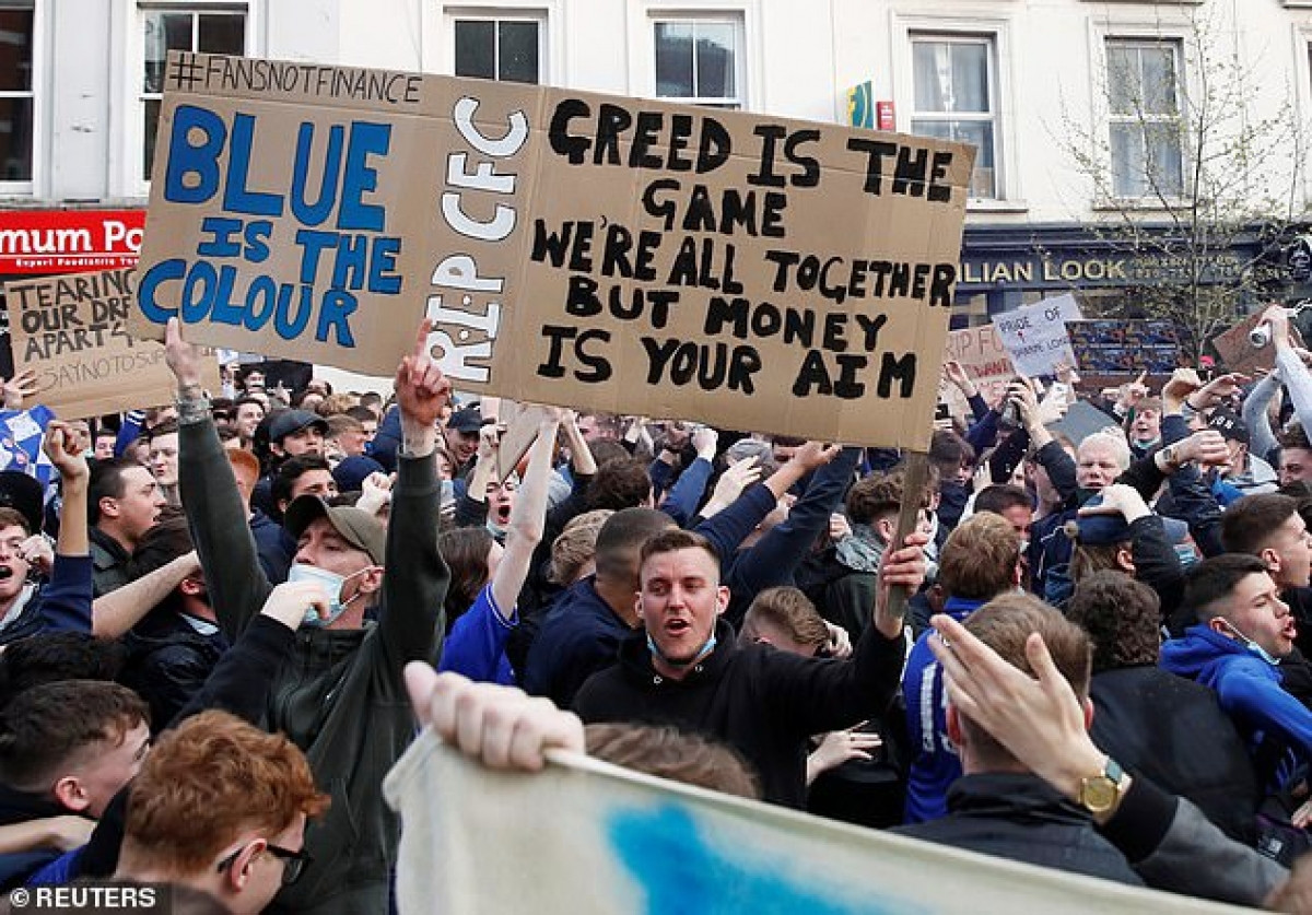 Không chỉ các CĐV MU phản đối sự ra đời của Super League, các CĐV Chelsea cũng biểu tình nhằm gây áp lực khiến The Blues phải rút lui. Điều này đã khiến trận đấu giữa Chelsea và Brighton hôm thứ Tư vừa qua bị hoãn 15 phút./. 