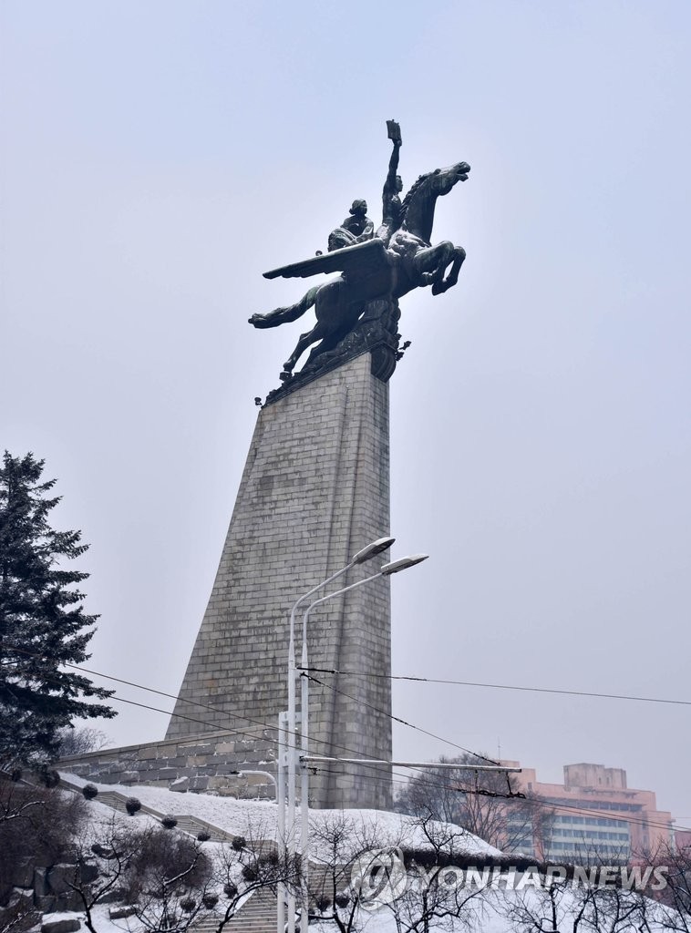 bức tượng Chollima phủ đầy tuyết ở Bình Nhưỡn