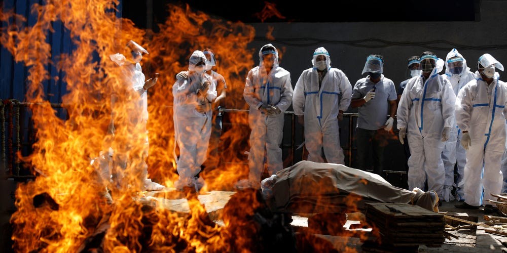 Tang lễ một người mắc dịch Covid-19. (Nguồn; Reuters)