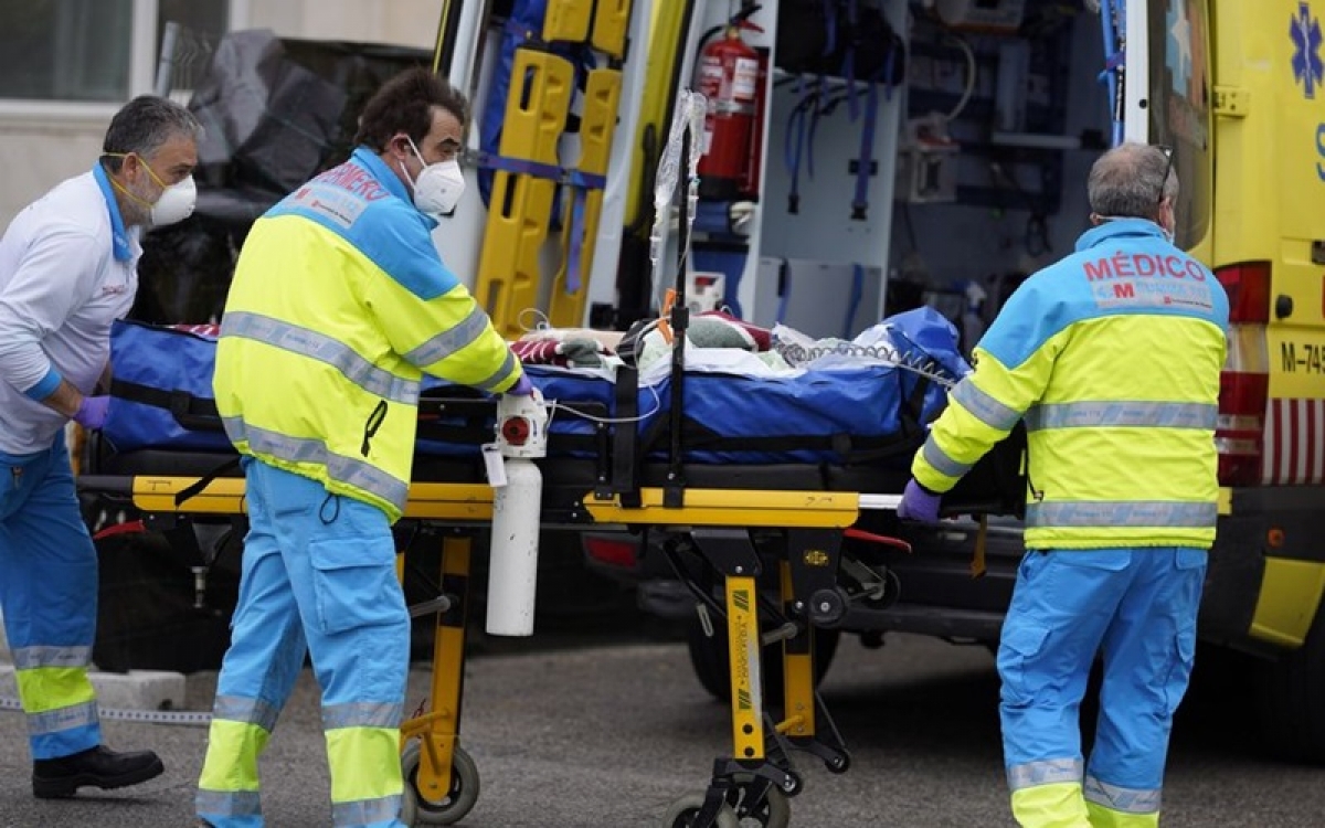 Bệnh nhân Covid-19 ở Tây Ban Nha được đưa đi cấp cứu. Ảnh: Bloomberg.