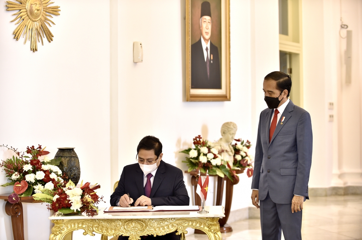 Cuộc gặp diễn ra tại Phủ Tổng thống Indonesia (Cung Bogor). Trong ảnh: Thủ tướng Phạm Minh Chính ký sổ lưu niệm tại Cung Bogor - Ảnh: VGP/Nhật Bắc