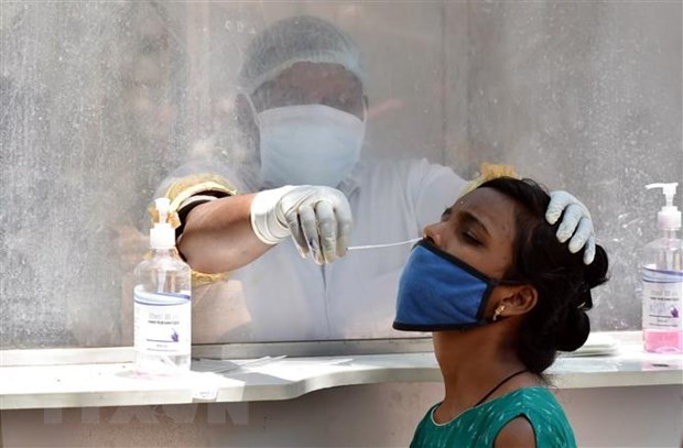 Nhân viên y tế lấy mẫu xét nghiệm COVID-19 cho người dân tại Hyderabad, Ấn Độ. (Ảnh: THX/TTXVN)