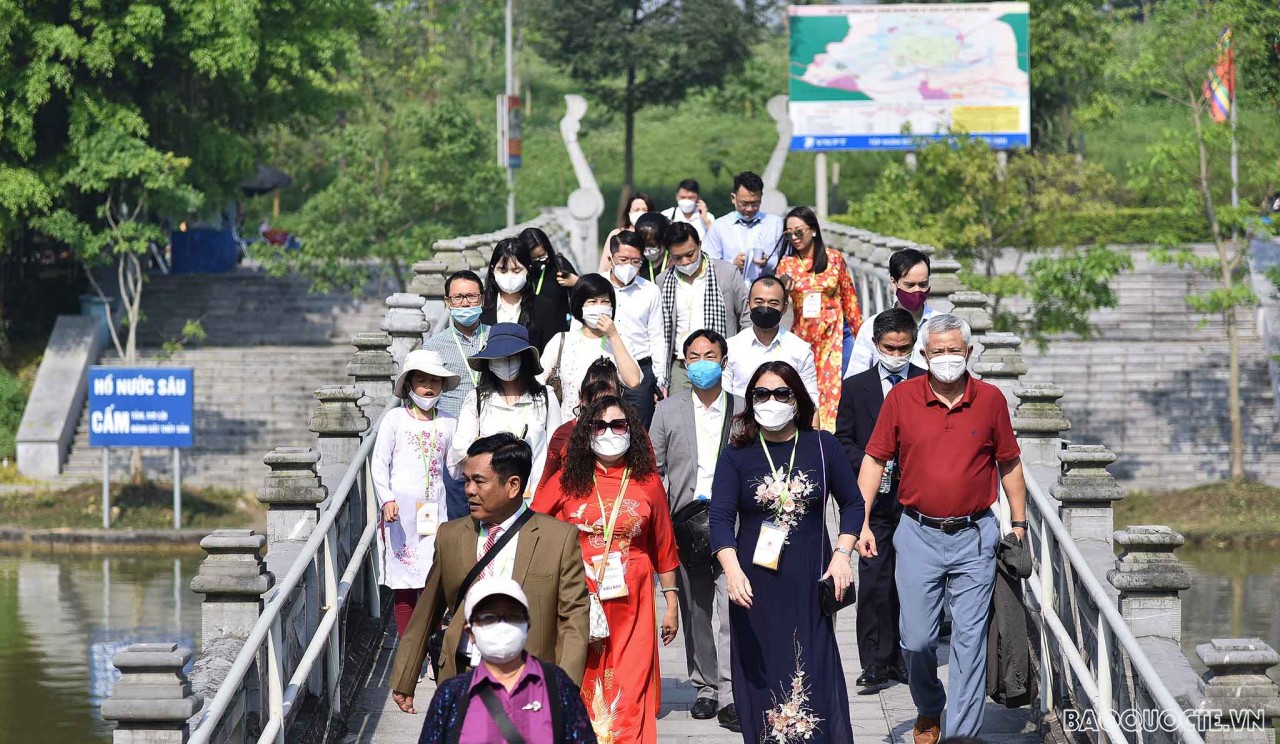 Đoàn kiều bào dâng hương