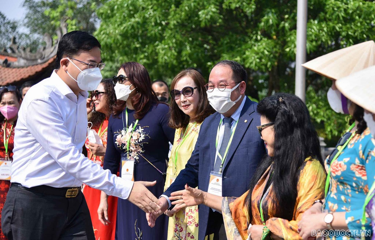 Đoàn kiều bào dâng hương