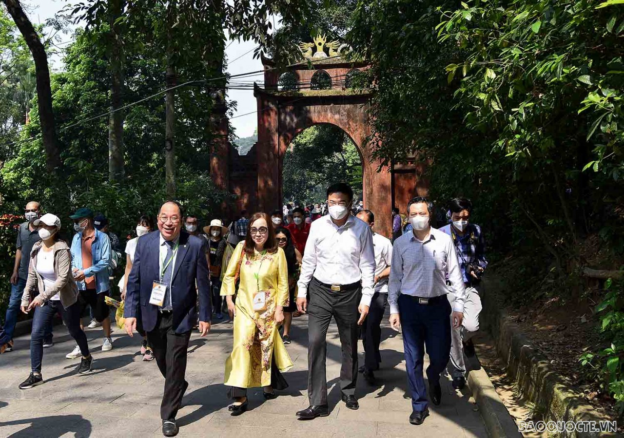 Đoàn kiều bào dâng hương