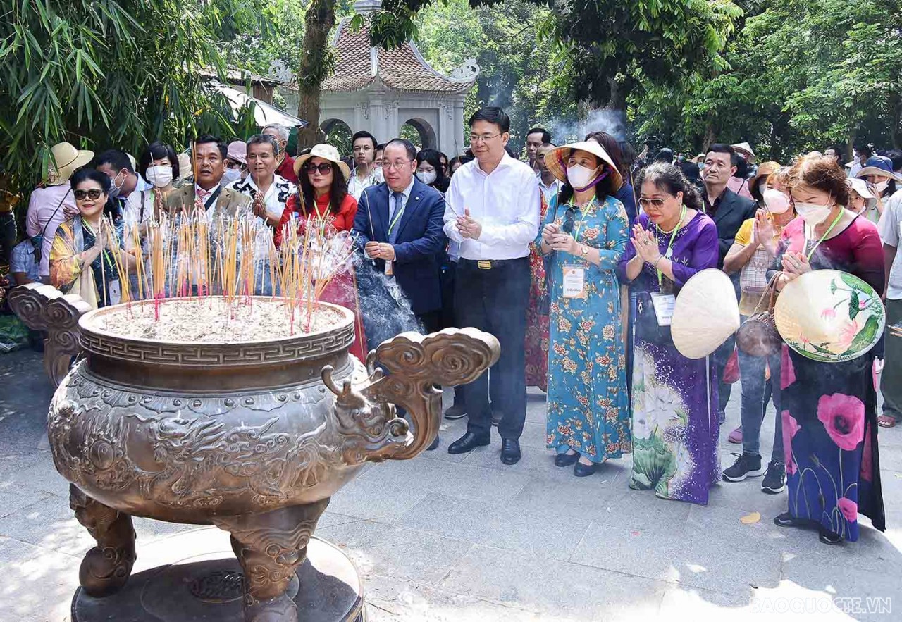 Đoàn kiều bào dâng hương