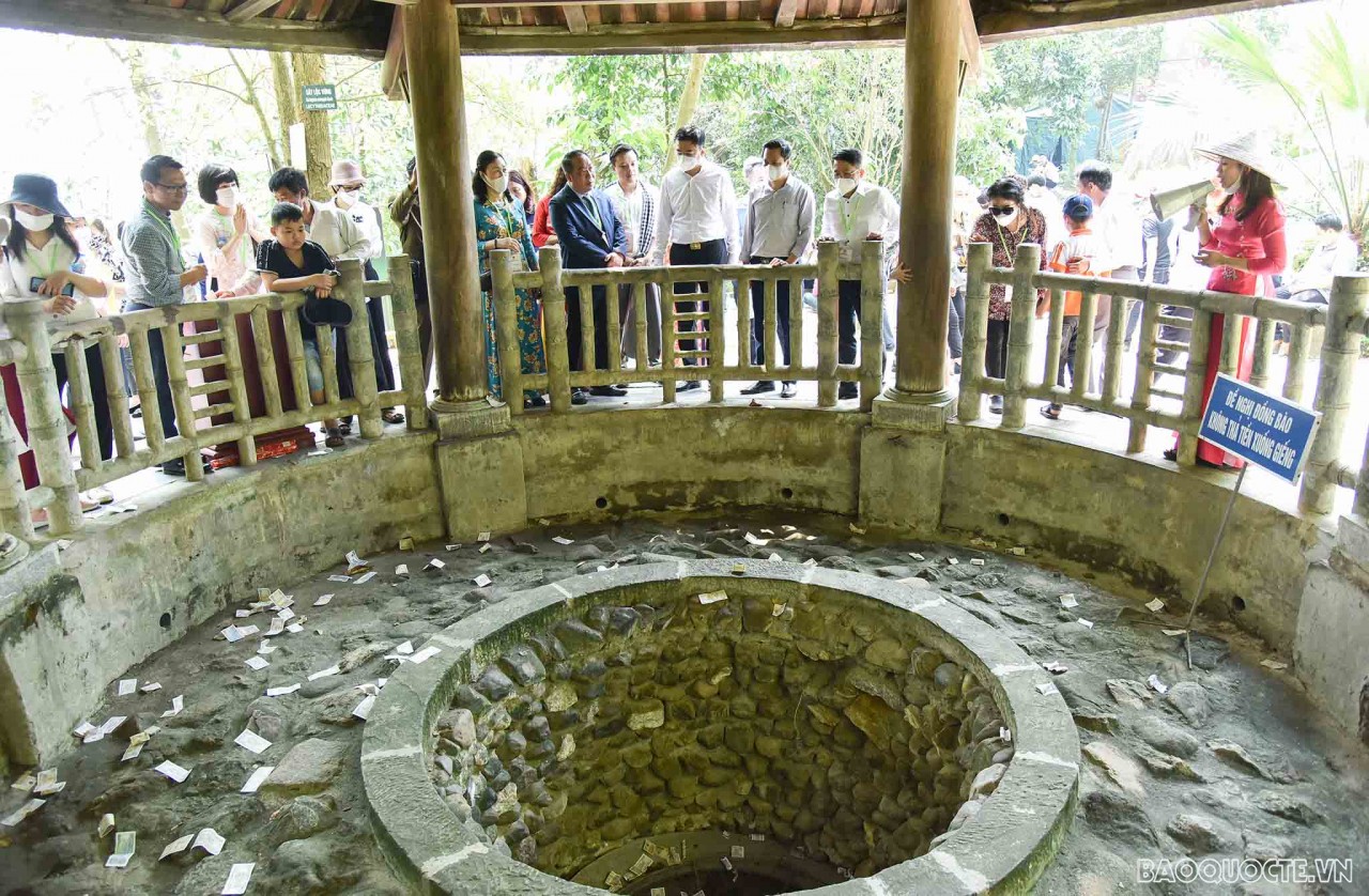 Đoàn kiều bào dâng hương