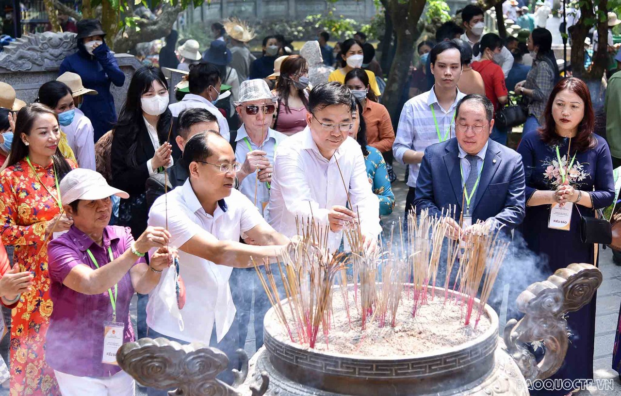 Đoàn kiều bào dâng hương