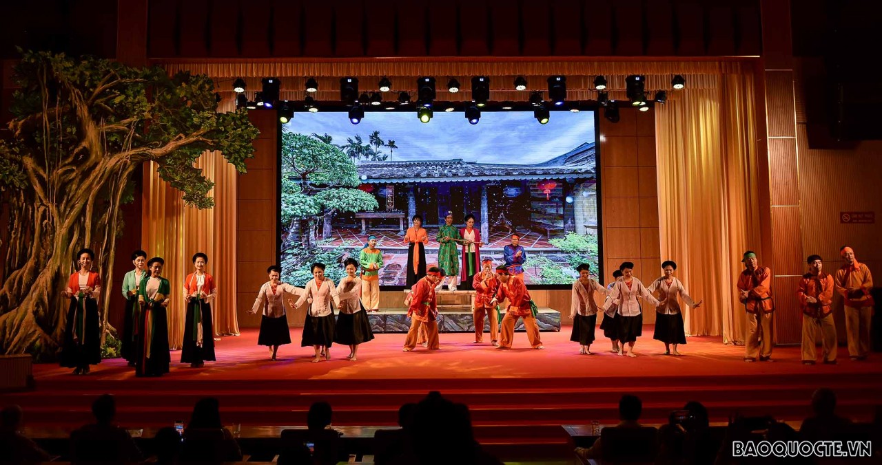 Hình ảnh đoàn kiều bào dâng hương tri ân các Vua Hùng có công dựng nước