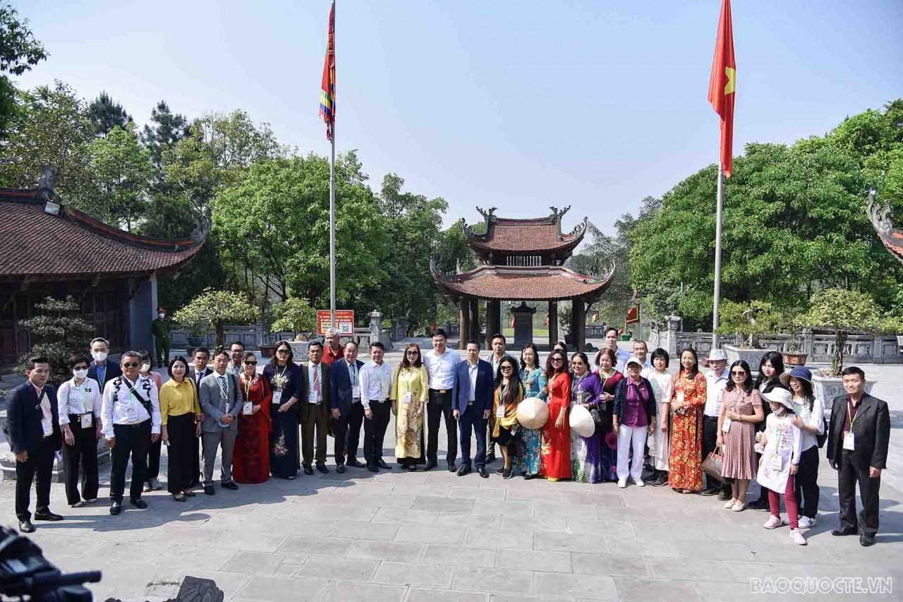 Đoàn kiều bào dâng hương