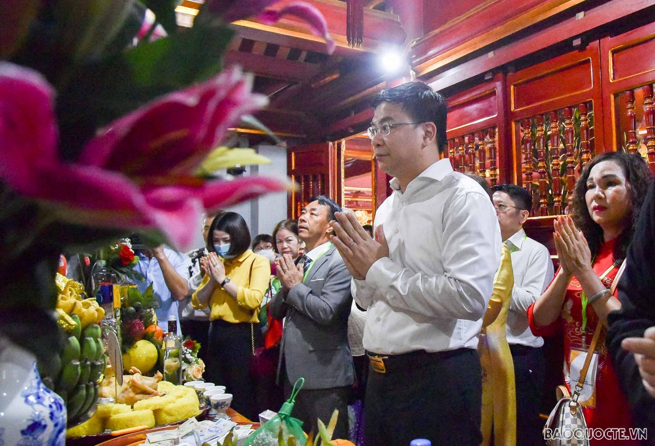 Đoàn kiều bào dâng hương