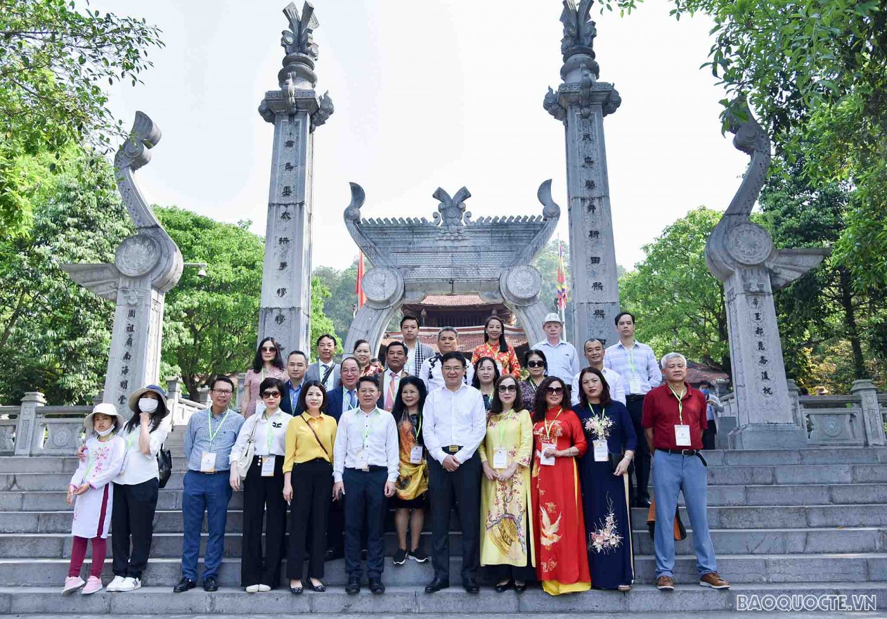 Mặc dù sống xa Tổ quốc, nhưng kiều bào ở nước ngoài vẫn luôn nuôi dưỡng, phát huy tinh thần yêu nước, lòng tự hào, tự tôn dân tộc, cùng hướng về cội nguồn; đồng thời bày tỏ cảm nhận về mảnh đất Phú Thọ và tâm tư, nguyện vọng của những người con xa quê, mong muốn tỉnh có thêm nhiều cơ chế, chính sách khuyến khích để thu hút cộng đồng người Việt Nam ở nước ngoài đầu tư vào tỉnh. Mặc dù sống xa Tổ quốc, nhưng kiều bào ở nước ngoài vẫn luôn nuôi dưỡng, phát huy tinh thần yêu nước, lòng tự hào, tự tôn dân tộc, cùng hướng về cội nguồn; đồng thời bày tỏ cảm nhận về mảnh đất Phú Thọ và tâm tư, nguyện vọng của những người con xa quê, mo