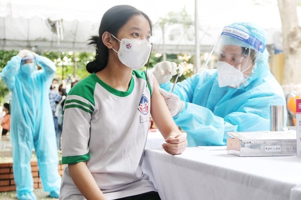 Nhân viên y tế tiêm vaccine ngừa COVID-19 cho học sinh THPT tại huyện Củ Chi ở TP Hồ Chí Minh. (Ảnh: Thu Hương/TTXVN)