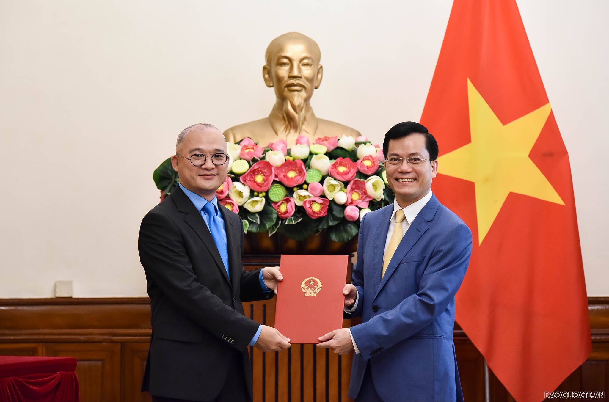 Thứ trưởng Ngoại giao Hà Kim Ngọc trao quyết định bổ nhiệm, điều động cán bộ cấp Vụ