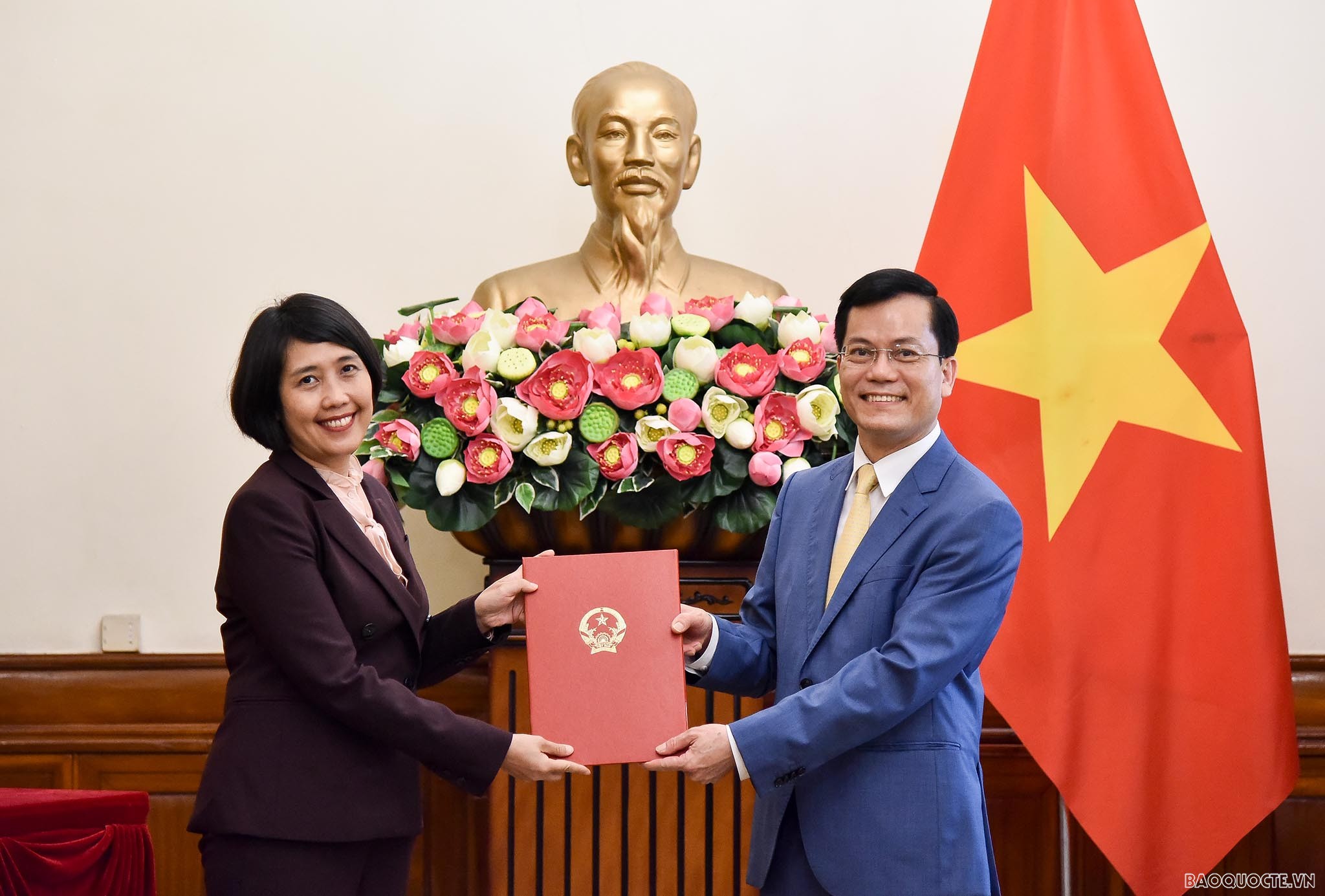 Thứ trưởng Ngoại giao Hà Kim Ngọc trao quyết định bổ nhiệm, điều động cán bộ cấp Vụ