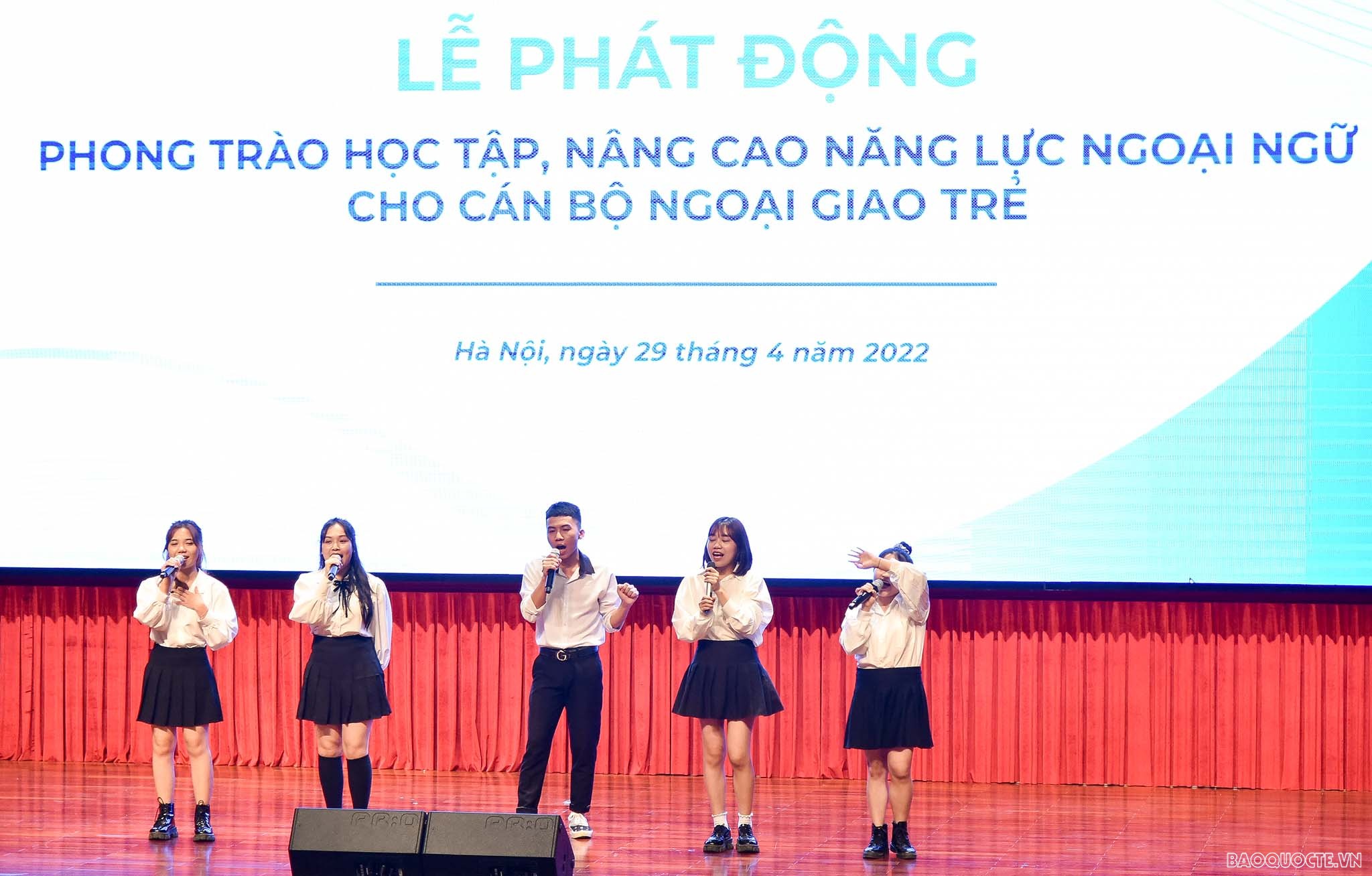Phát động phong trào học tập, nâng cao năng lực ngoại ngữ cho cán bộ ngoại giao trẻ Phát động phong trào học tập, nâng cao năng lực ngoại ngữ cho cán bộ ngoại giao trẻ