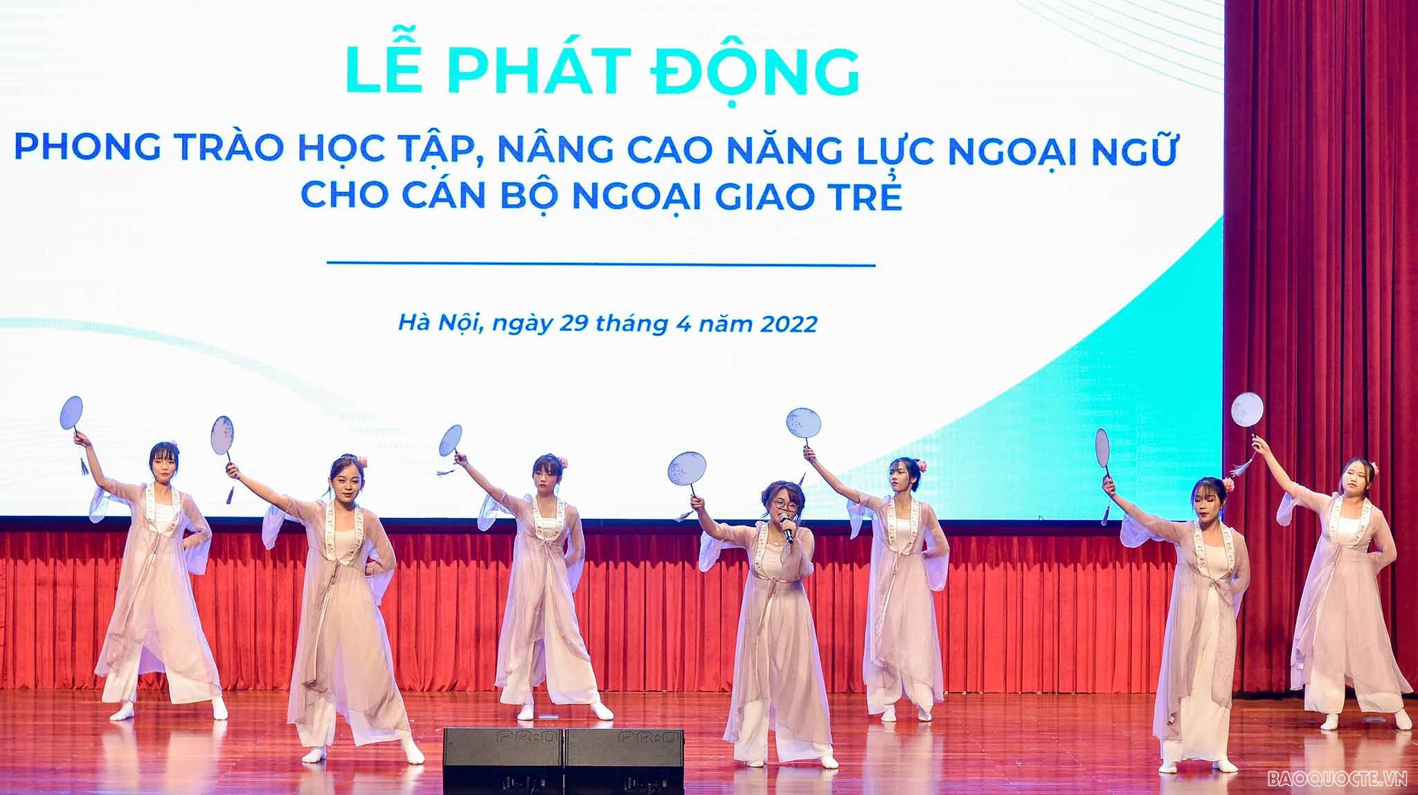 Phát động phong trào học tập, nâng cao năng lực ngoại ngữ cho cán bộ ngoại giao trẻ Phát động phong trào học tập, nâng cao năng lực ngoại ngữ cho cán bộ ngoại giao trẻ