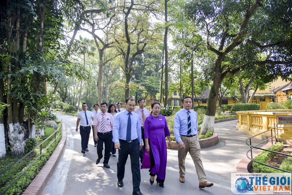 can bo bo ngoai giao vieng lang chu tich ho chi minh