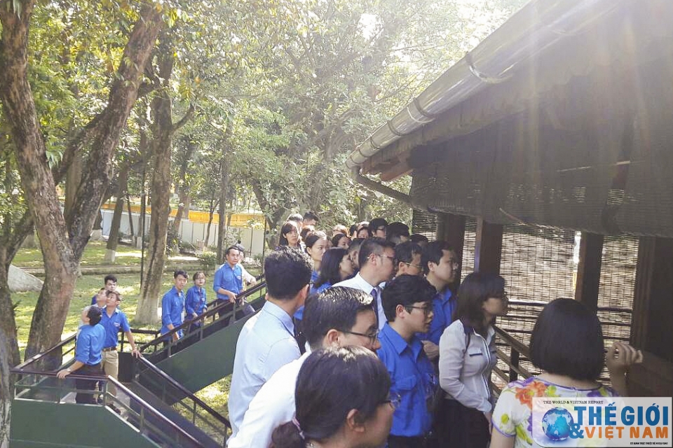 can bo bo ngoai giao vieng lang chu tich ho chi minh