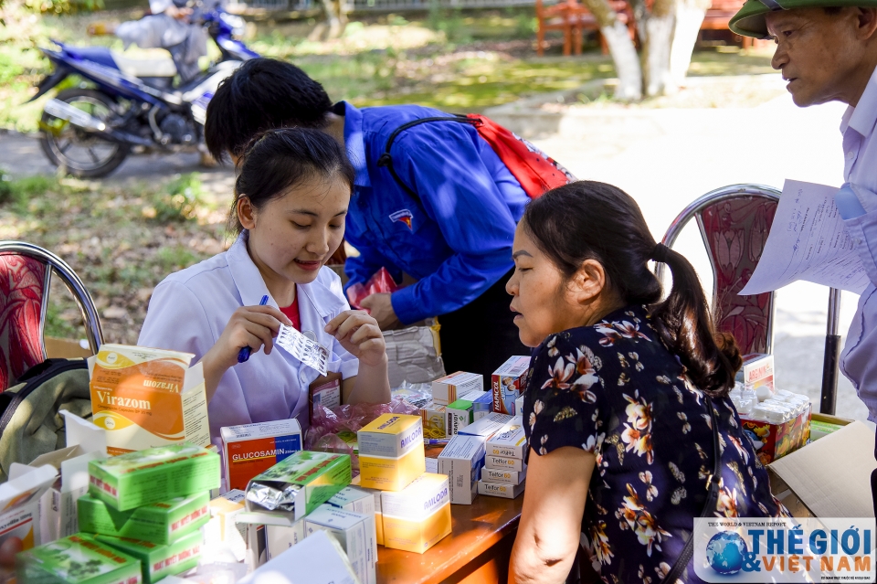 nguoi gia va tre em trung tam thuy an duoc kham va cap thuoc mien phi