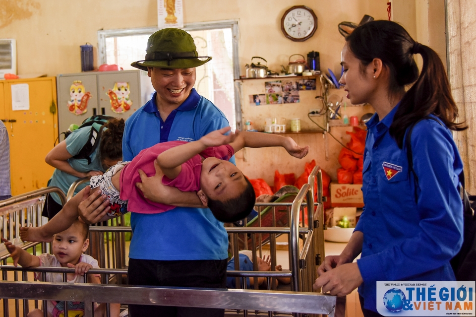 nguoi gia va tre em trung tam thuy an duoc kham va cap thuoc mien phi
