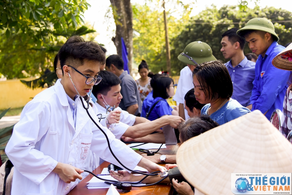 nguoi gia va tre em trung tam thuy an duoc kham va cap thuoc mien phi