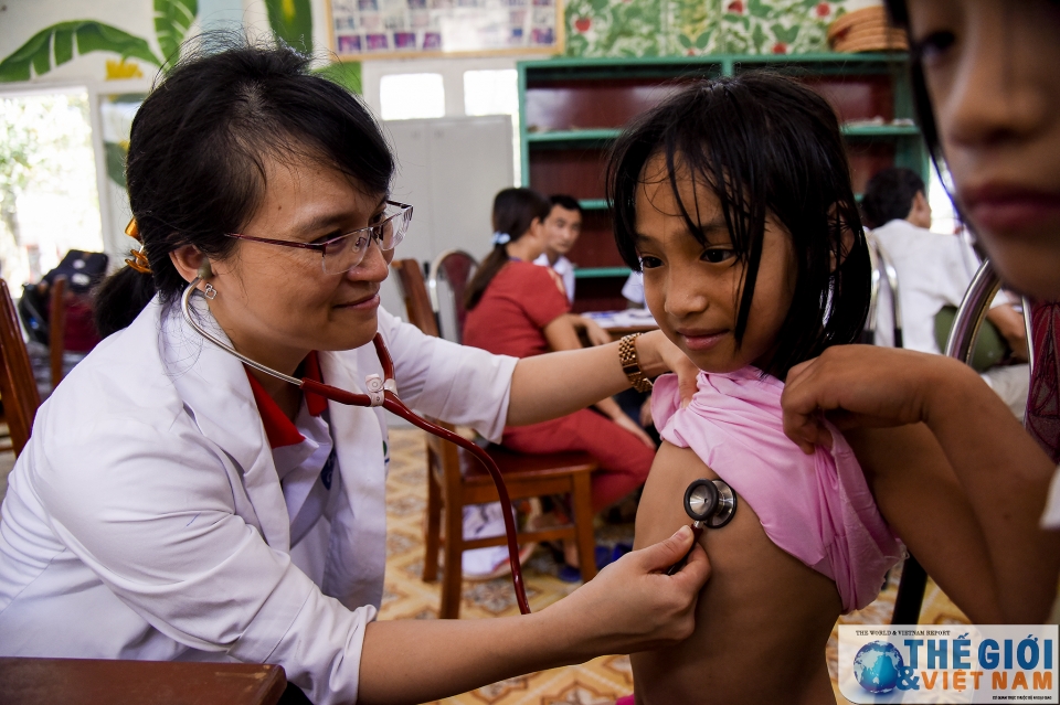 nguoi gia va tre em trung tam thuy an duoc kham va cap thuoc mien phi