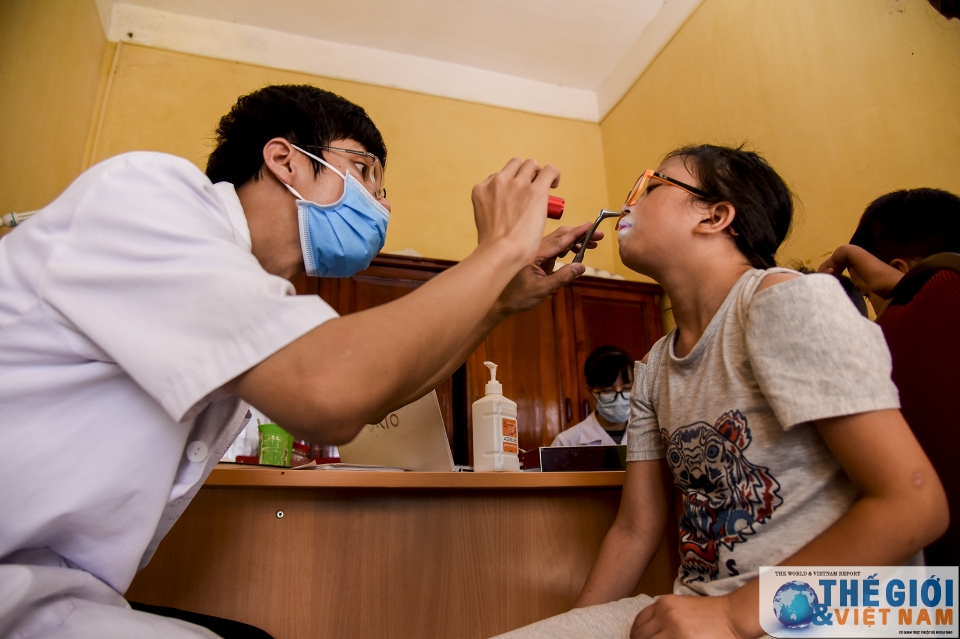 nguoi gia va tre em trung tam thuy an duoc kham va cap thuoc mien phi