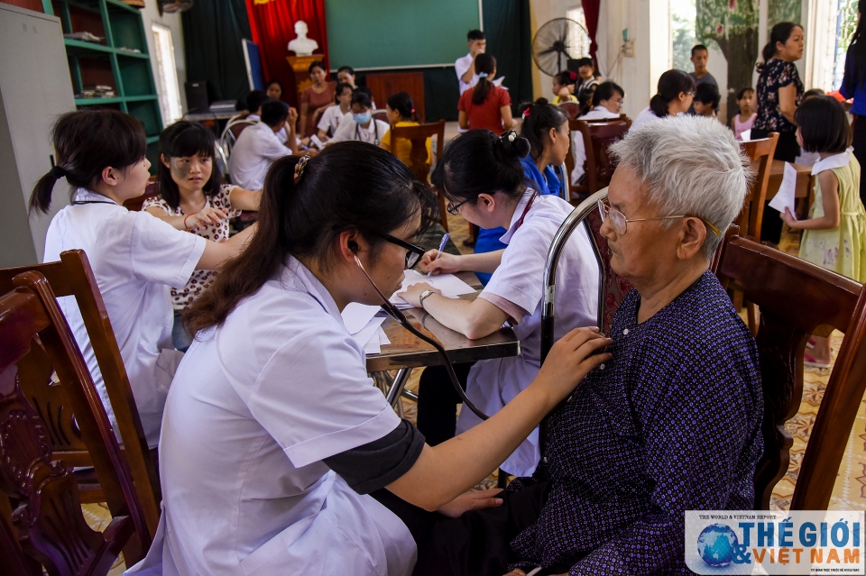 nguoi gia va tre em trung tam thuy an duoc kham va cap thuoc mien phi