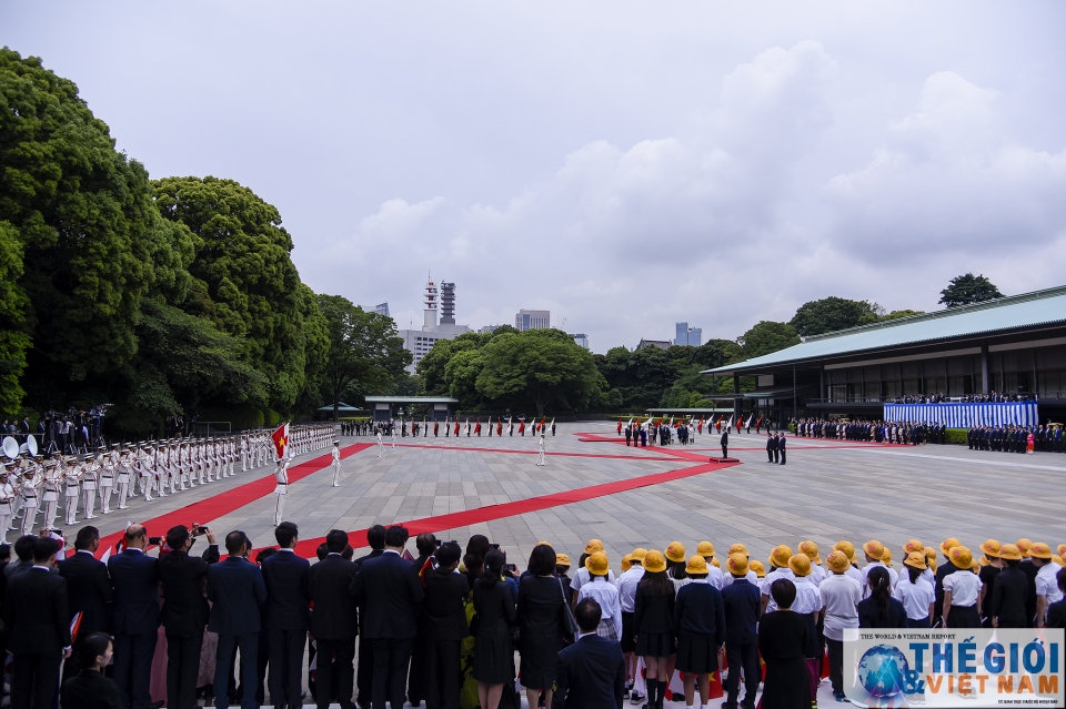 le don chu tich nuoc va phu nhan tai hoang cung nhat ban
