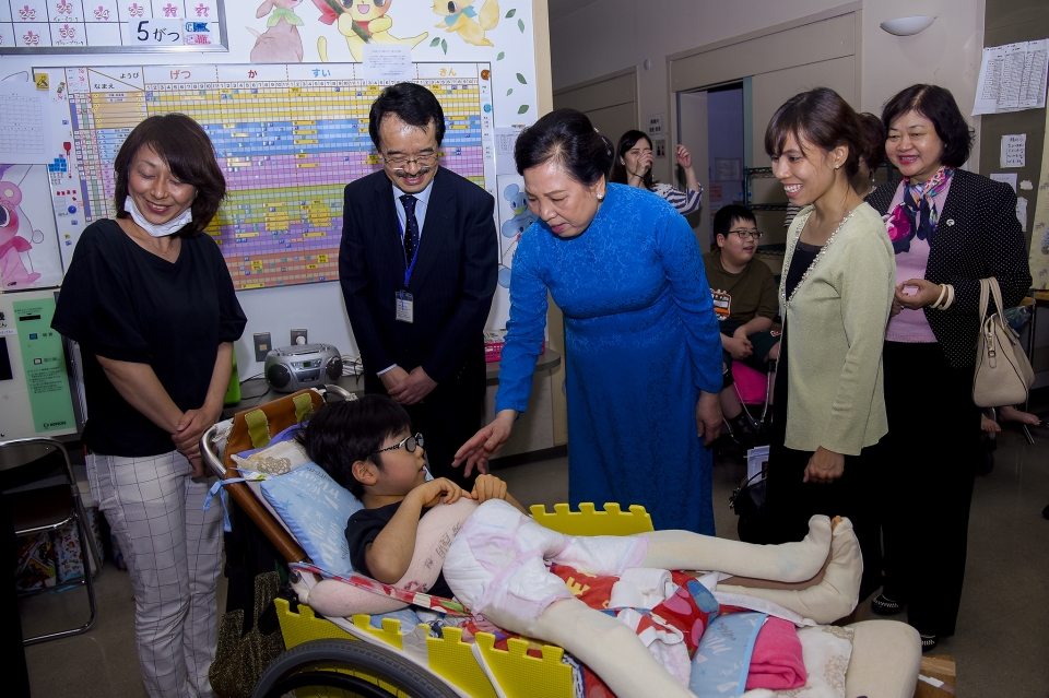 phu nhan chu tich nuoc tham trung tam khuyet tat tre em nhat ban