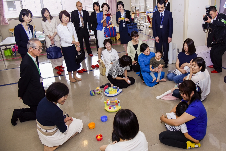 phu nhan chu tich nuoc tham trung tam khuyet tat tre em nhat ban