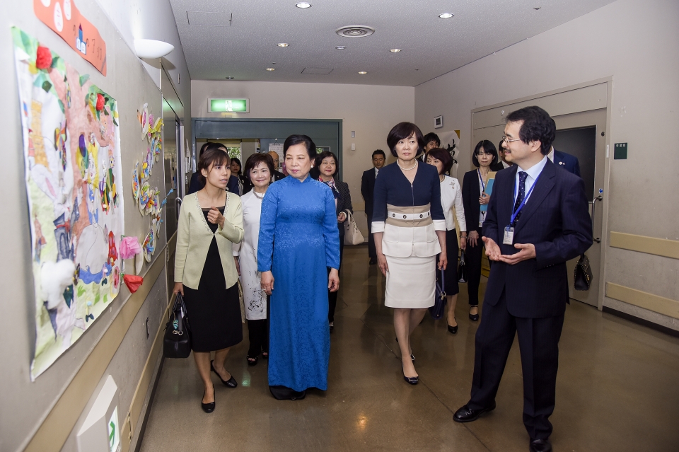 phu nhan chu tich nuoc tham trung tam khuyet tat tre em nhat ban