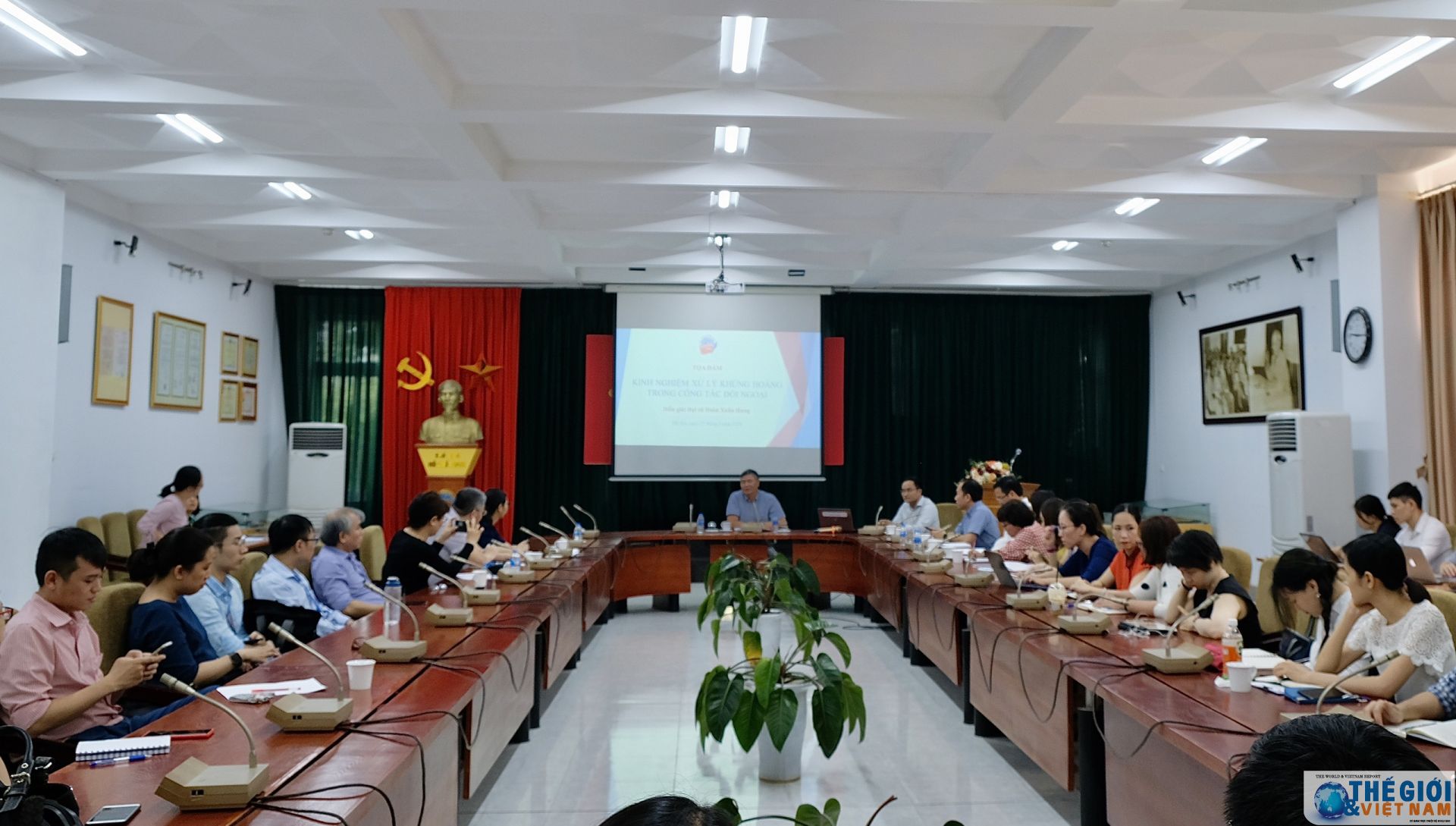 kinh nghiem xu ly khung hoang trong cong tac doi ngoai