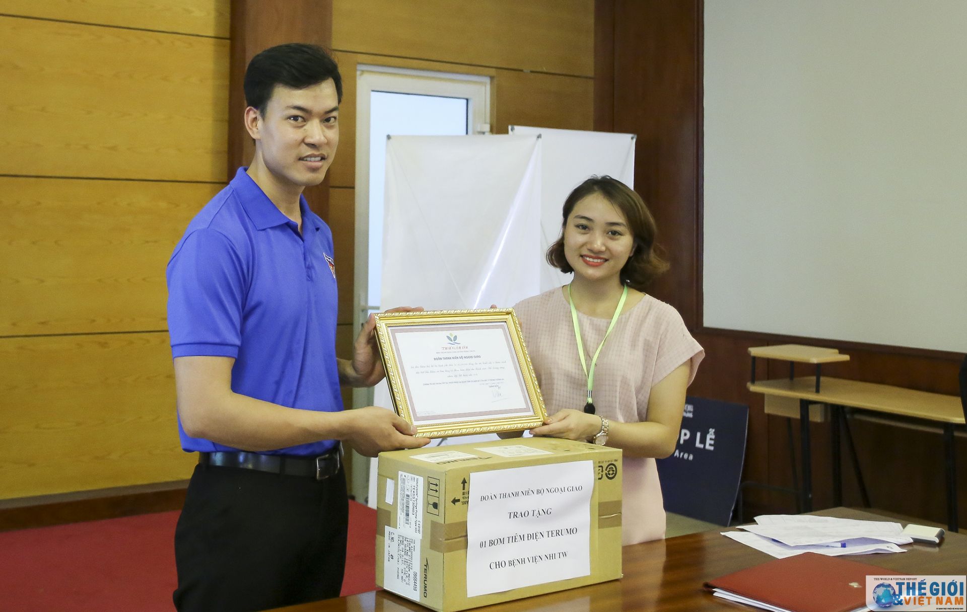 doan thanh nien bo ngoai giao trao qua cho benh nhan nhi tai benh vien nhi trung uong