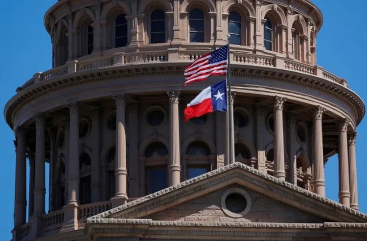 Cờ Mỹ và bang Texas tại Tòa nhà Đại hội tiểu bang Texas. (Nguồn: Reuters)